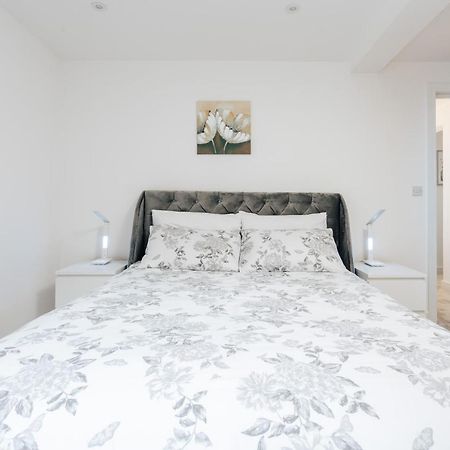 Contemporary Two Bedroom Duplex - Secluded Residence With Parking In A Prime Central Location Bournemouth Bagian luar foto